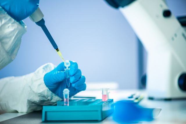 Forscherin mit Mikropipette