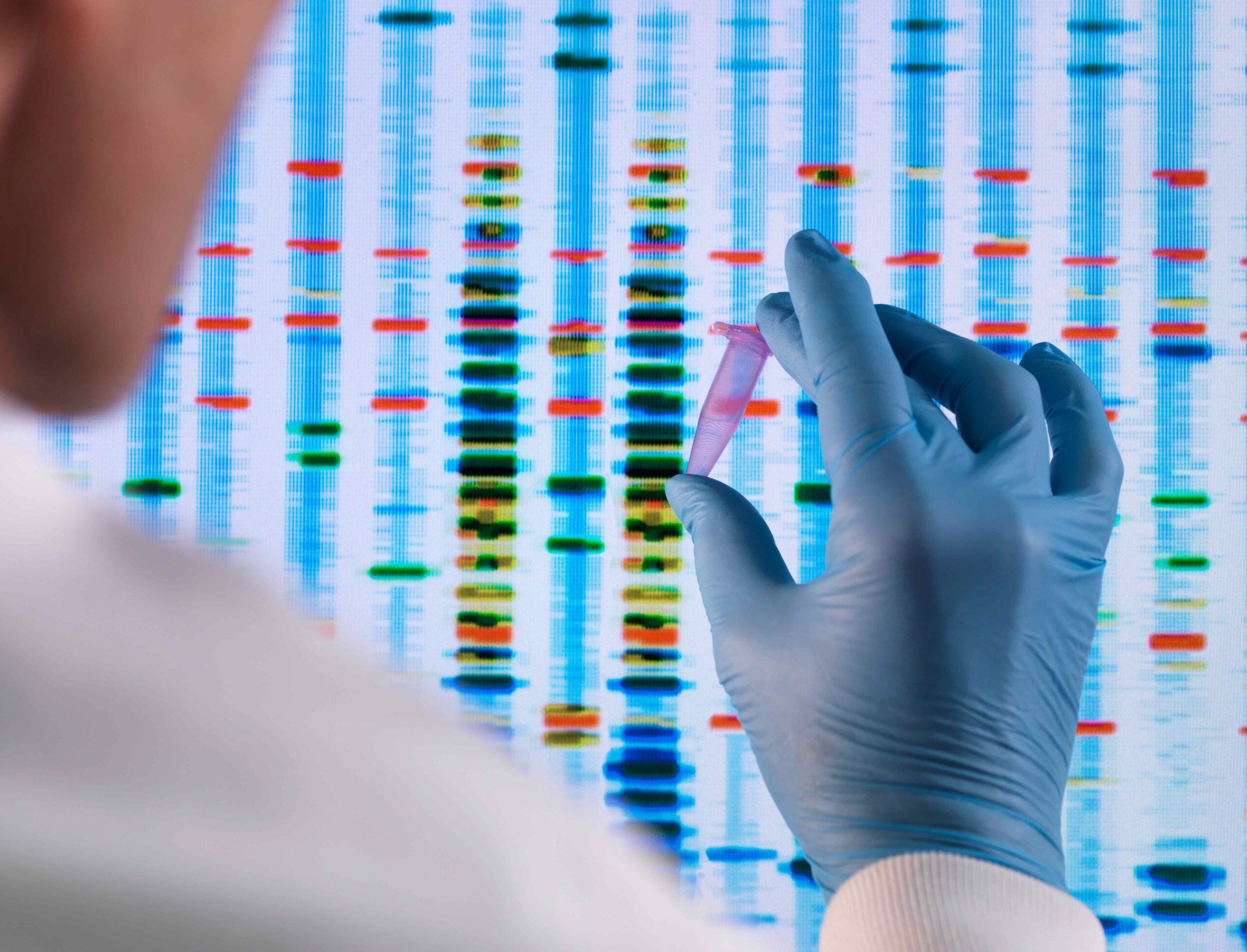 Forscherin untersucht DNA