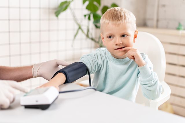 Arzt misst den Blutdruck eines kleinen Jungen. Diagnostik, Gesundheitswesen, medizinischer Dienst. Konzept des Kinderarztes