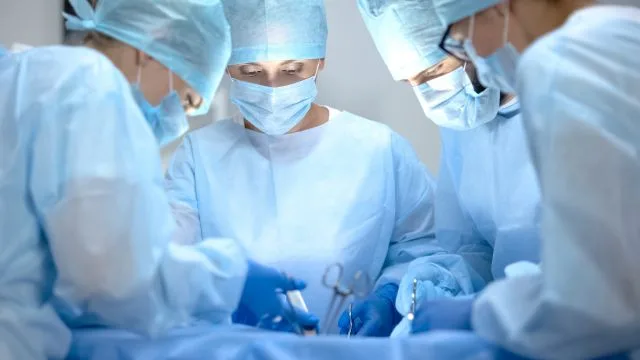 Chirurgisches Operationsteam bei der Durchführung einer Thoraxoperation in einem modernen Krankenhaus, Gesundheit.