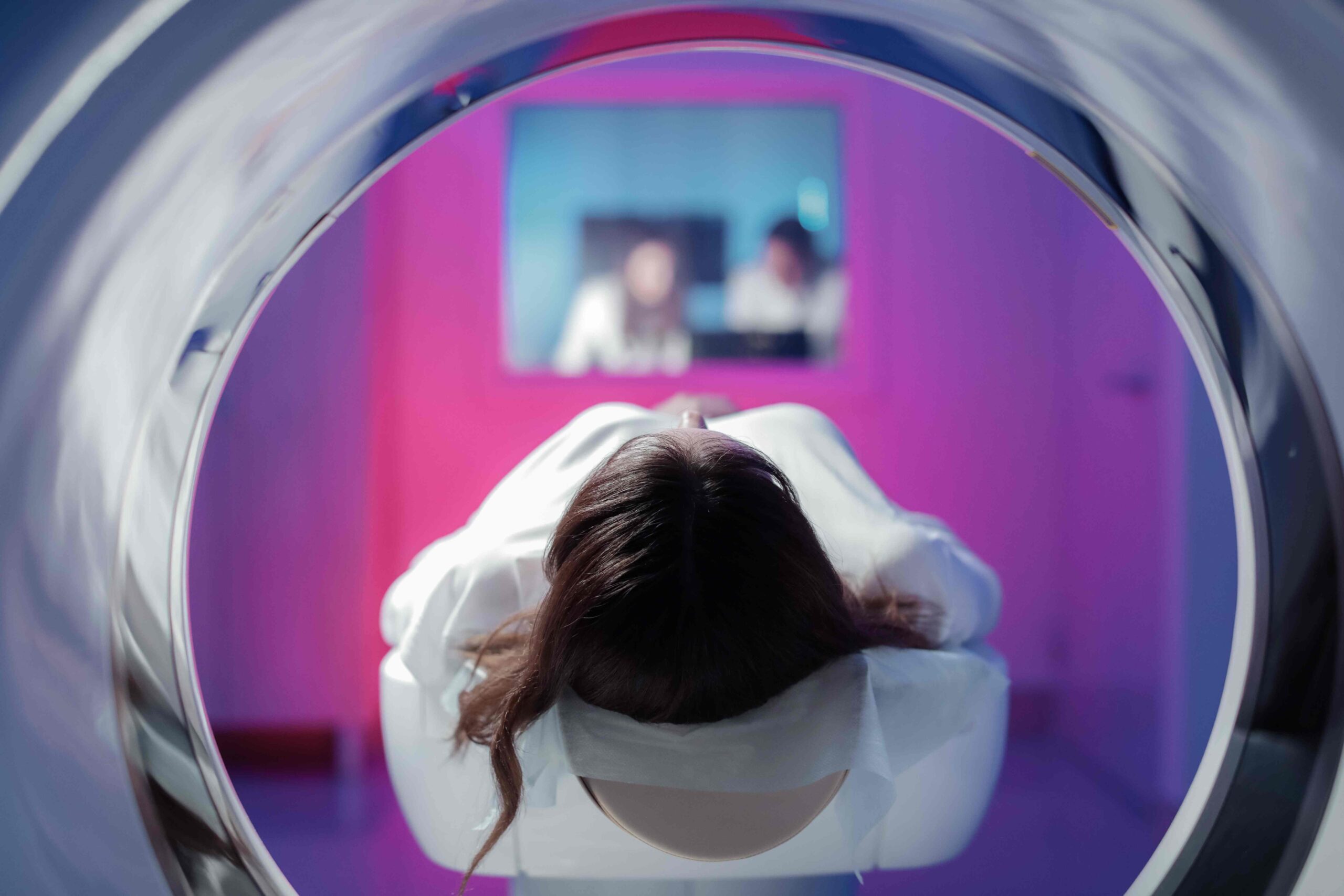 Eine Frau liegt mit dem Kopf im Magnetresonanztomographen.