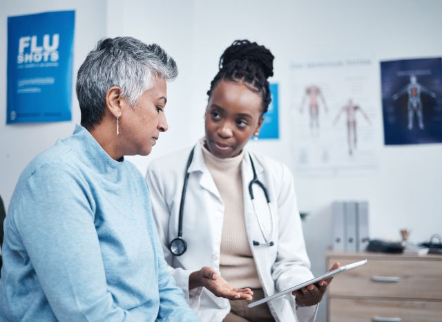 Schwarze Frau, Ärztin und ältere Patientin mit Tablet, Ergebnissen und hören zu, um Gesundheitsplanung, Beratung oder Krebs zu erhalten. Afrikanischer Mediziner, mobiler Touchscreen und Gesundheitswesen mit Vertrauen, Technologie und Unterstützung im Krankenhaus