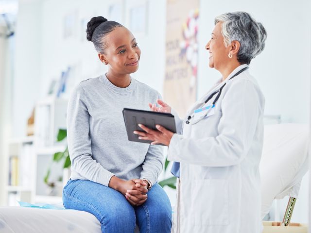 Arzt, Frauen und Tablet für eine glückliche Gesundheitsversorgung, Krankenhausnachrichten und Unterstützung bei Testergebnissen oder Untersuchungen am Bett. Oberschwester und Patient mit digitaler Registrierung, Klinikanmeldung und medizinischer Beratung
