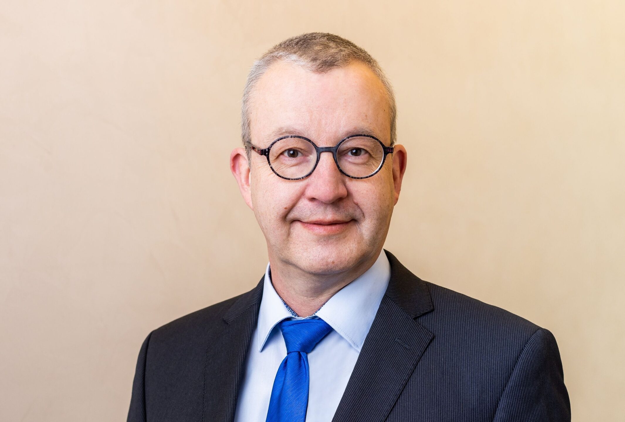 Dr. Axel Belusa