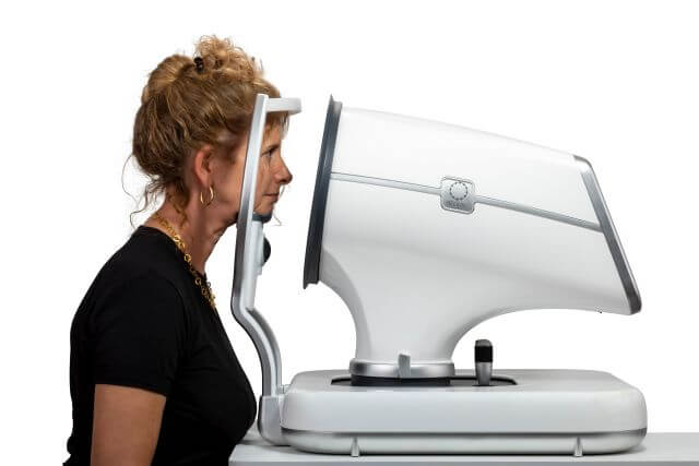 Frau bei Laserbehandlung