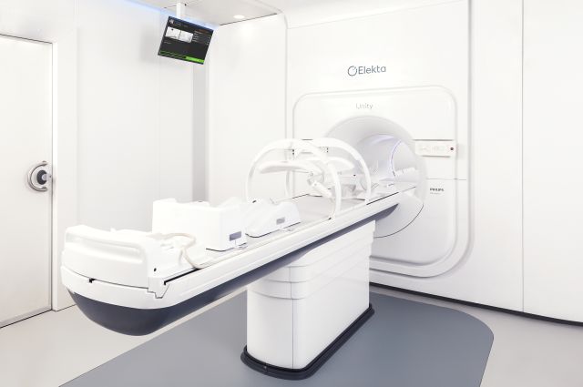 Das Bild zeigt einen MR-Linac Unity, der für die präzise, ambulante Strahlentherapie eingesetzt werden kann.