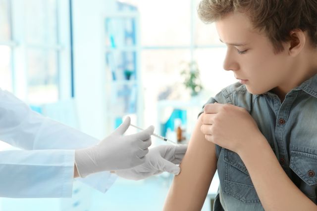 Junge bei der HPV Impfung
