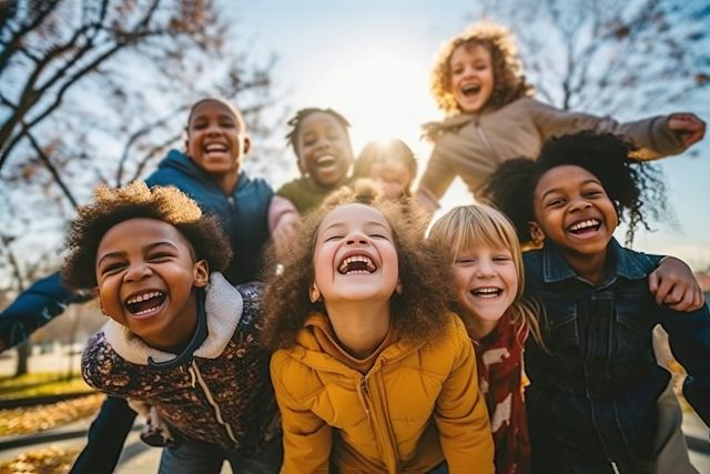 Lachende Kinder im Freien