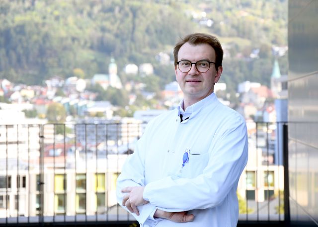 Porträtfoto Matus Rehak, im Hintergrund die Stadt Innsbruck
