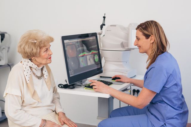 Teleophthalmologie bei OCT-Untersuchung einer Seniorin