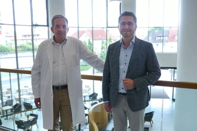 Das Foto zeigt Prof. Björn Volkmer und Dr. Samer Schakaki, die neue Doppelspitze der Klinik für Urologie am Klinikum Kassel.