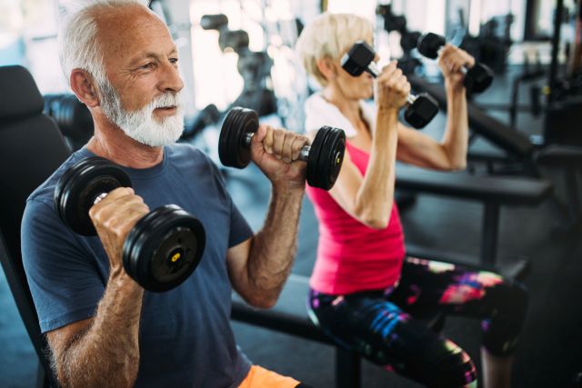 Mann und Frau im Fitnessstudio