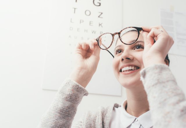 Kundin mit Brille im Augenoptikgeschäft