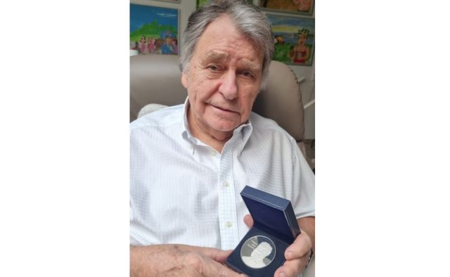 Wolfgang Trester präsentiert die Schatulle mit der Theodor-Leber-Medaille