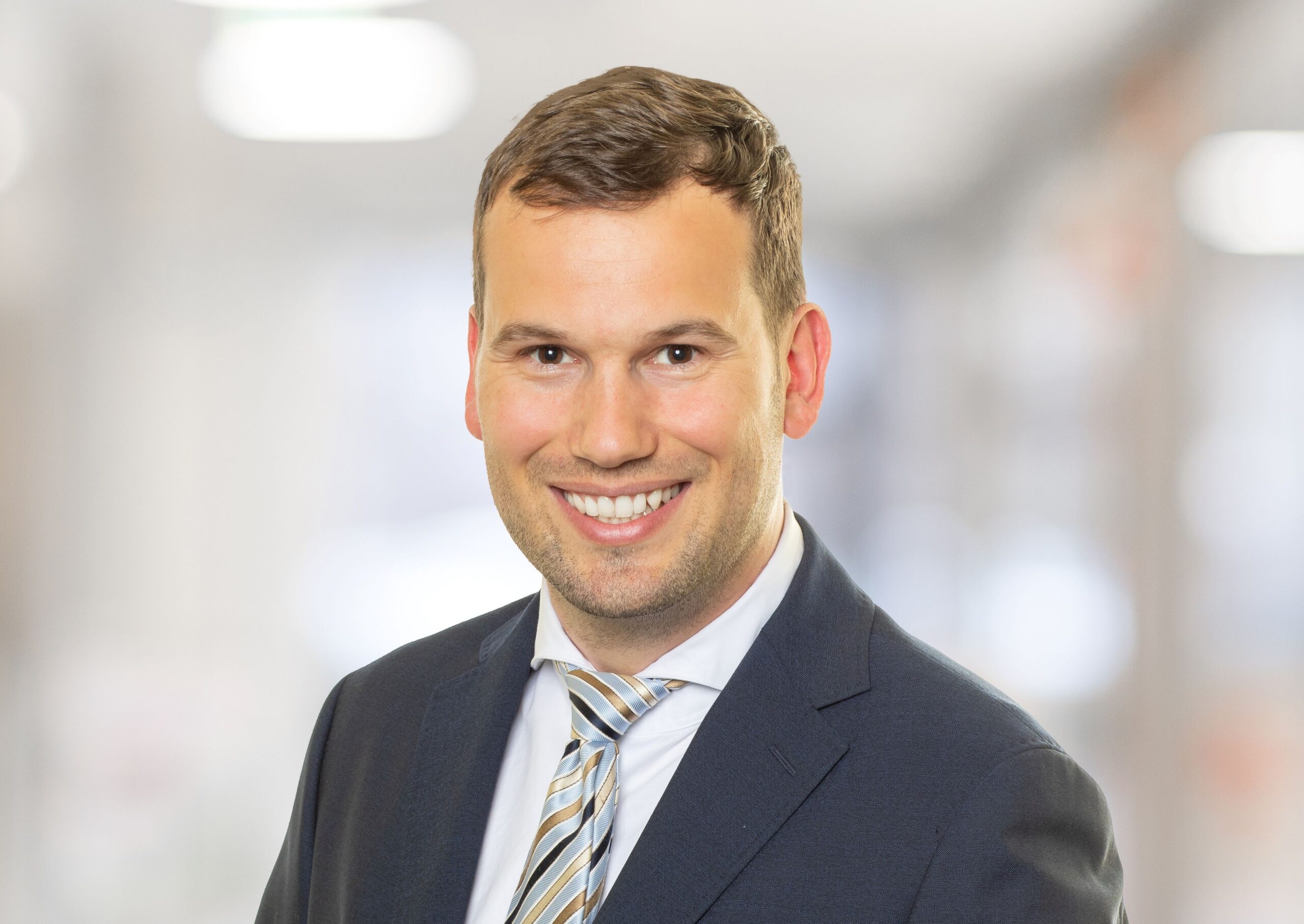Das Bild zeigt ein Porträtfoto von Dr. Johannes Müller, der seit 1. April 2023 Chefarzt der Urologie an den Alb Fils Kliniken ist.