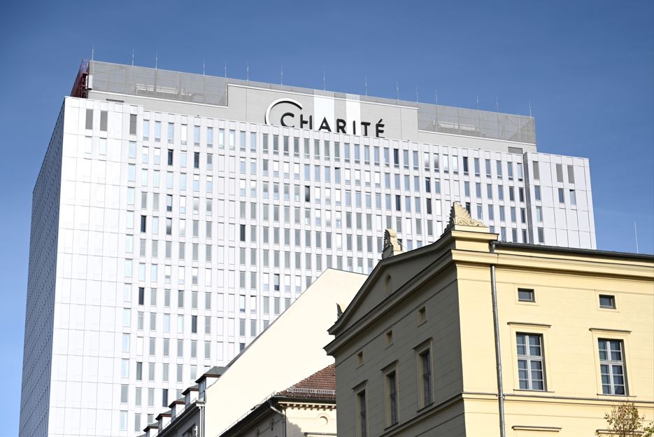 Weitwinkelaufnahme des Hauptkrankenhauses der Charité Berlin.