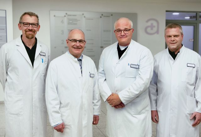 Das Bild zeigt die vier Chefärzte Dr. med. Andreas Schütte, Dr. med. Jörg Zinke, Dr. med. Christian Wagner und Bernhard Fangmeyer, die ab Februar 2023 die Klinik für Urologie am St. Antonius-Hospital in Gronau leiten.