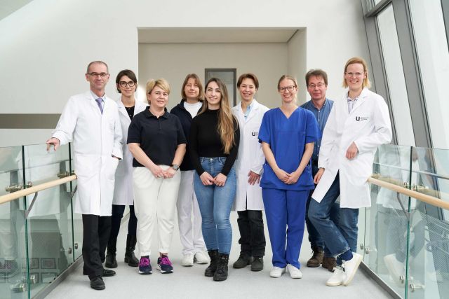 Das Bild zeigt das Forschungsteam der SURVIVE-Studie um Prof. Dr. Wolfgang Janni des Universitätsklinikums Ulm.