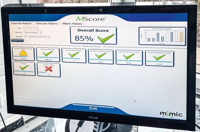 Abb 4: In den Simulationen werden unterschiedliche Fertigkeiten beim Operieren aufgezeichnet, die auch wichtige Sicherheitsaspekte des robotischen Operierens einschließen. Zu sehen ist die die Auswertung einer Übung am an einem Backpack-System.