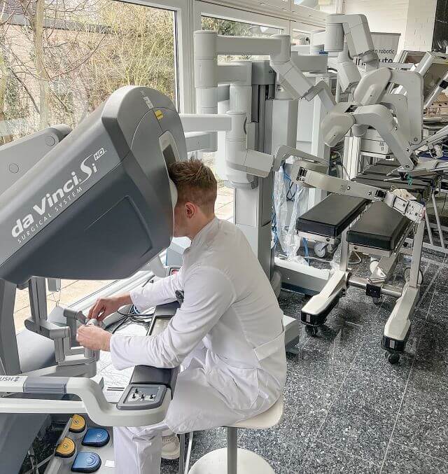 Abb. 3: Eine Konsole außerhalb des Operationssaales ermöglicht ein authentisches Training abseits des operativen Tagesgeschäfts.