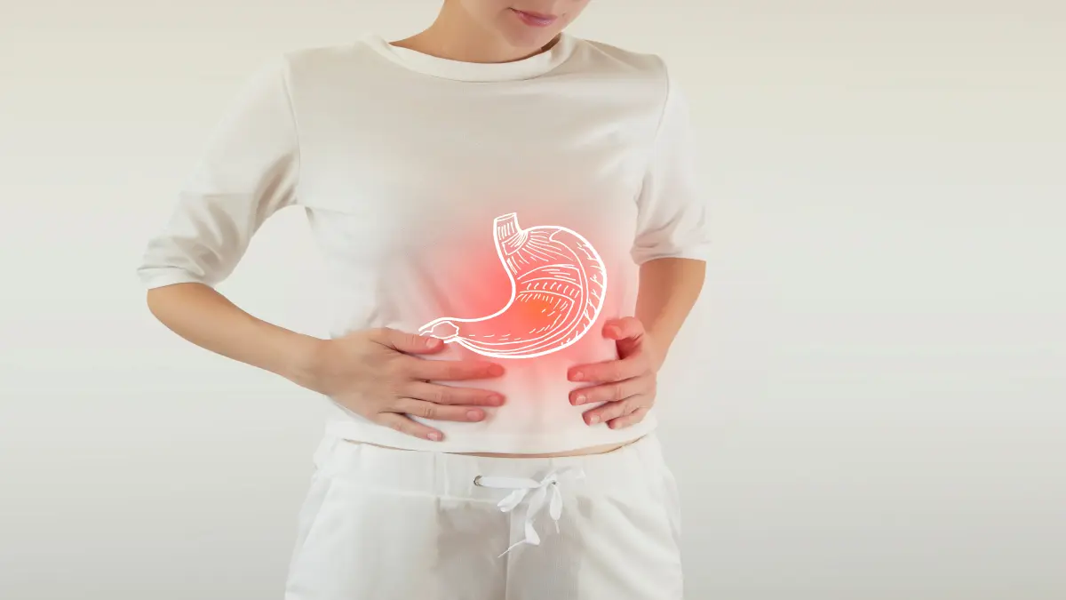 Eine Frau hält sich ihren Bauch
