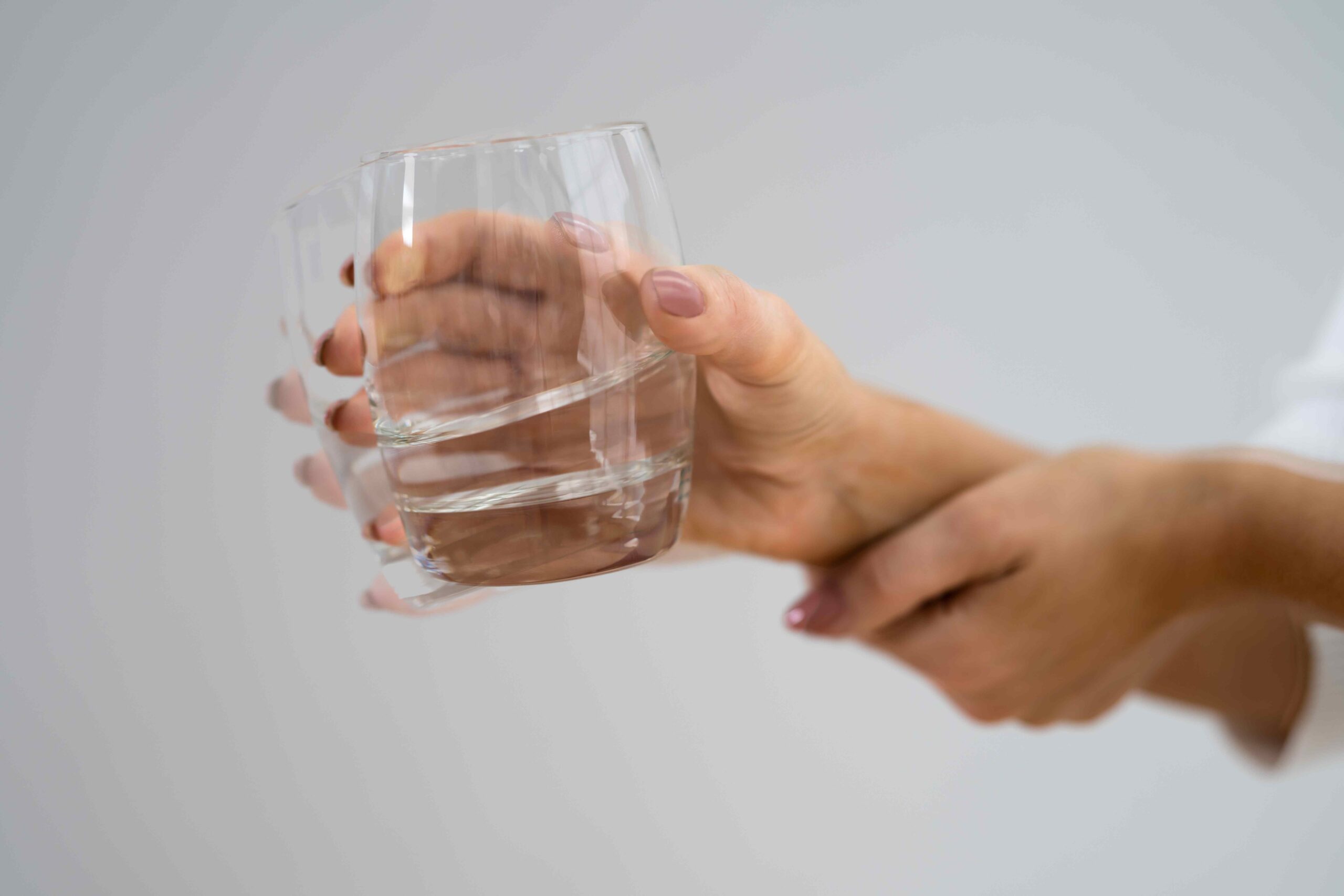 Hand hält Glas