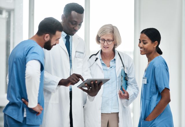 Fachkräfte mit ausländischer Staatsbürgerschaft sind tragende Säulen des deutschen Gesundheitssystems. (Symbolbild © peopleimages – stock.adobe.com)