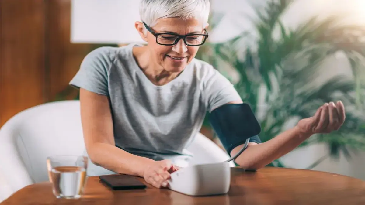 Bluthochdruck gefährdet die Augengesundheit, warnen der BVA und die Deutsche Hochdruckliga in einer gemeinsamen Pressemitteilung. Foto: Adobe Stock / Microgen