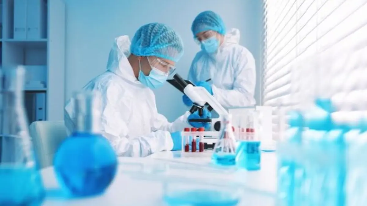 Wissenschaftler analysieren Proben im modernen Laborumfeld
