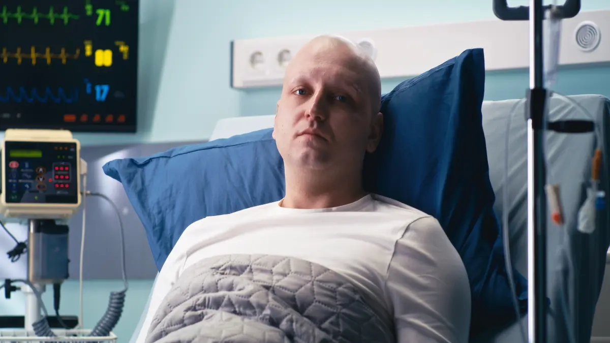 Krebspatient liegt im Krankenhausbett.