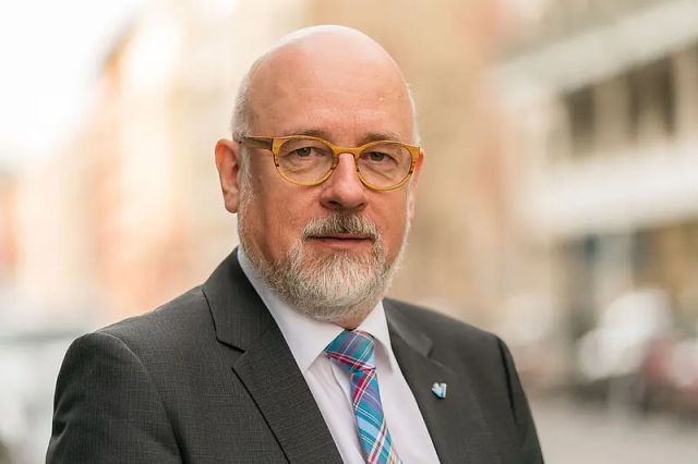 Dr. Dirk Heinrich, Vorstandsvorsitzender des SpiFa, fordert, die Hybrid-DRG als Chance für mehr Ambulantisierung auszugestalten. Derzeit laufe die Entwicklung in die entgegengesetzte Richtung. (© Virchowbund / Lopata)