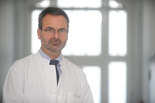 Mit dem Urologen und ehemaligen Präsidenten der Deutschen Krebsgesellschaft, Prof. Peter Albers, ist das Fach unter den engagierten Wissenschaftlerinnen und Wissenschaftlern der Initiative „Aufstehen für Demokratie“ vertreten. (Foto: UKD)