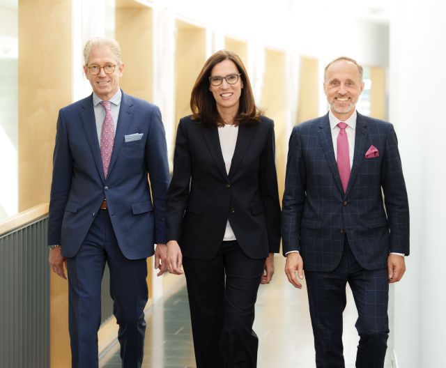 Dr. Andreas Gassen (Foto, v.l.), Dr. Sibylle Steiner und Dr. Stephan Hofmeister fordert mehr Geld, mehr Respekt und mehr gute Digitalisierung für die Praxen. Für die Krankenhäuser hat die DKG ein 100-Tage-Notprogramm entworfen. (Foto: Lopata/axentis.de)