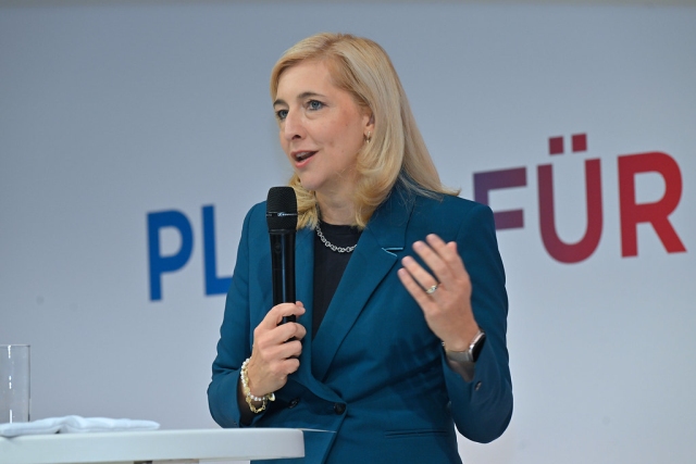 "Bundesgesundheitsministerin Nina Warken spricht auf dem DKG-Krankenhausgipfel über das 35-Milliarden-Euro-Paket für Krankenhäuser."
