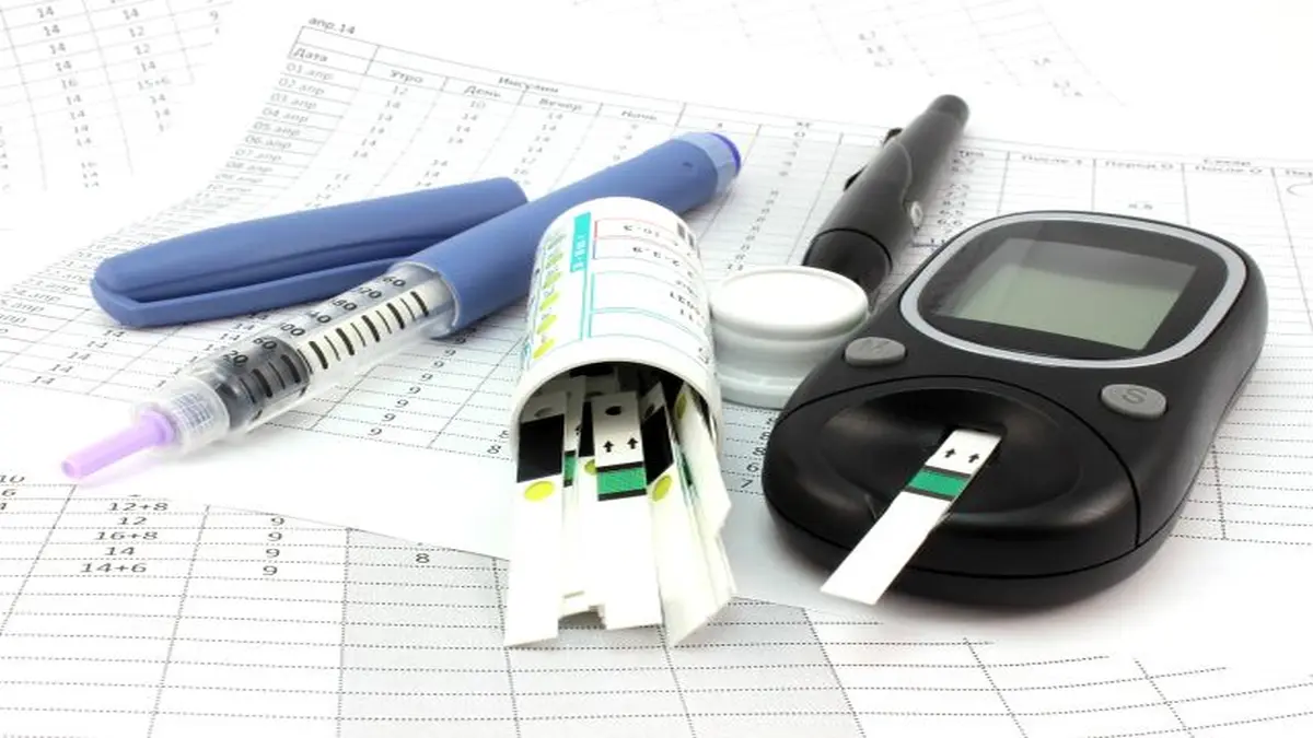 Blutzuckermessgerät, Teststreifen und Insulinspritze – wichtige Hilfsmittel für Menschen mit Diabetes.