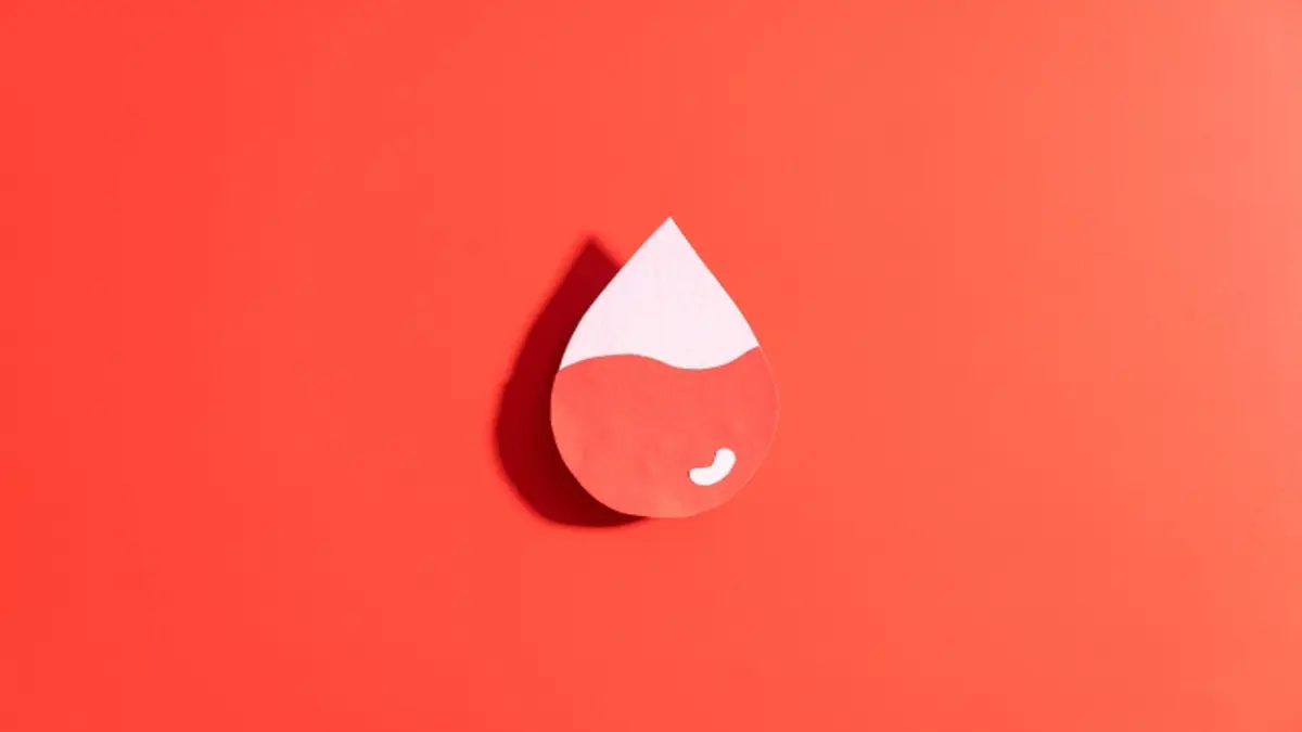Stilisiertes Bild eines Bluttropfens auf rotem Hintergrund, symbolisiert die immunologische Thrombozytopenie (ITP) und deren Behandlung.