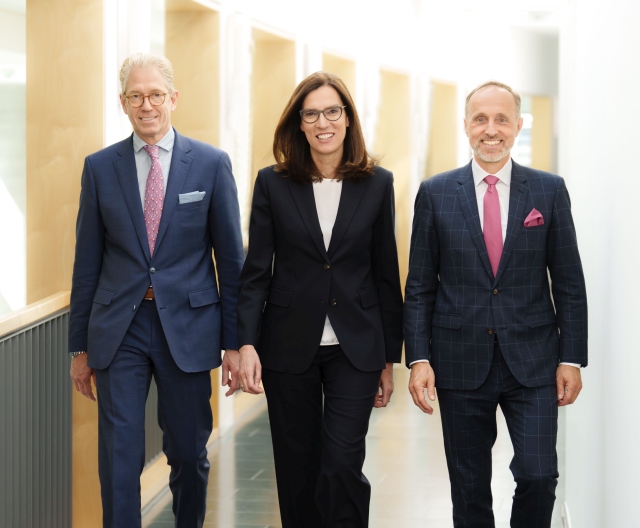 Die KBV-Vorstände Dr. Andreas Gassen, Dr. Sibylle Steiner und Dr. Stephan Hofmeister kritisieren ein Urteil zum Arzneimittelregress.