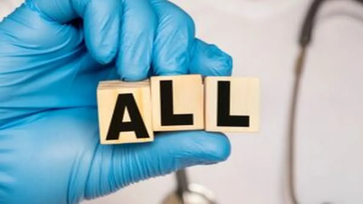 Eine Hand in einem medizinischen Handschuh hält Holzklötze mit der Aufschrift ALL – Symbol für medizinische Allergiediagnose.