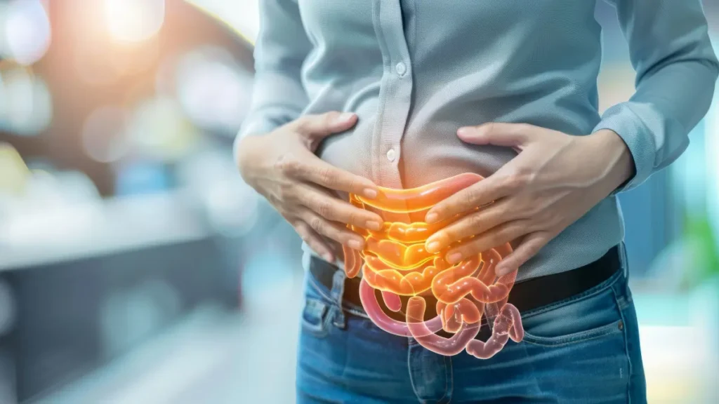 Mann der sich den Bauch hält, sein Darm ist darauf abgebildet
