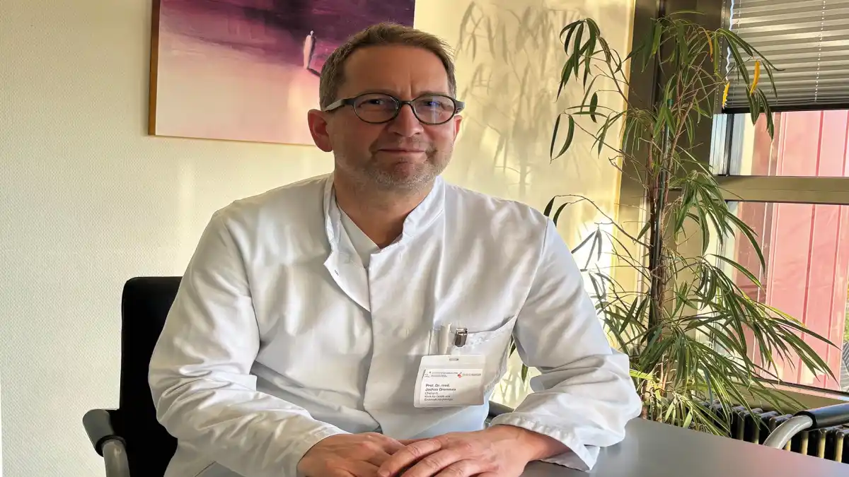Prof. Dr. med. Jochen Grommes: Der neue Chefarzt der Gefäßchirurgie am Klinikum Bielefeld-Mitte begann seine Laufbahn an der RWTH Aachen und beschäftigt sich seit über 15 Jahren mit alle Facetten der Gefäßchirurgie. Bildrechte: Klinikum Bielefeld gem. GmbH; Fotograf: Klinikum Bielefeld