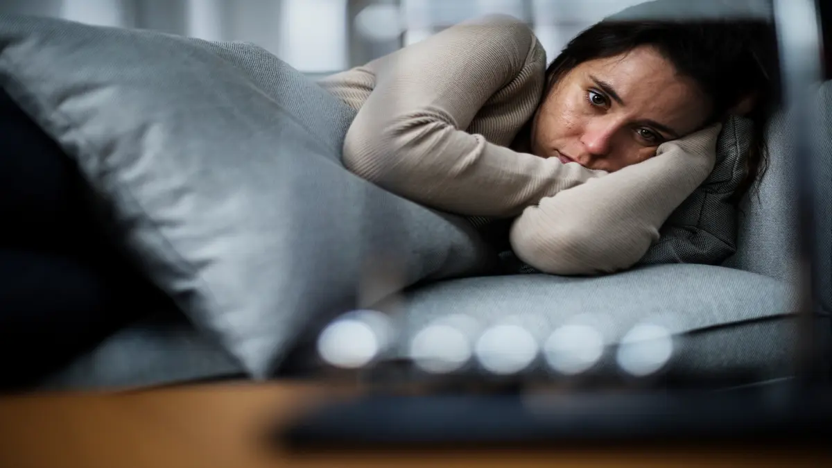 Frau im Bett mit Depressionen