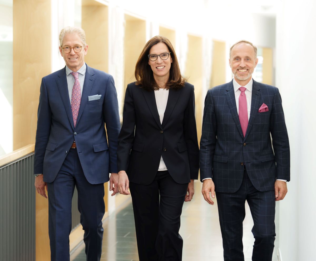 Dres. Andreas Gassen (v.l.), Sibylle Steiner und Stephan Hofmeister weisen auf das KBV-Angebot einer erweiterten 116117-Struktur hin. (Foto: KBV)