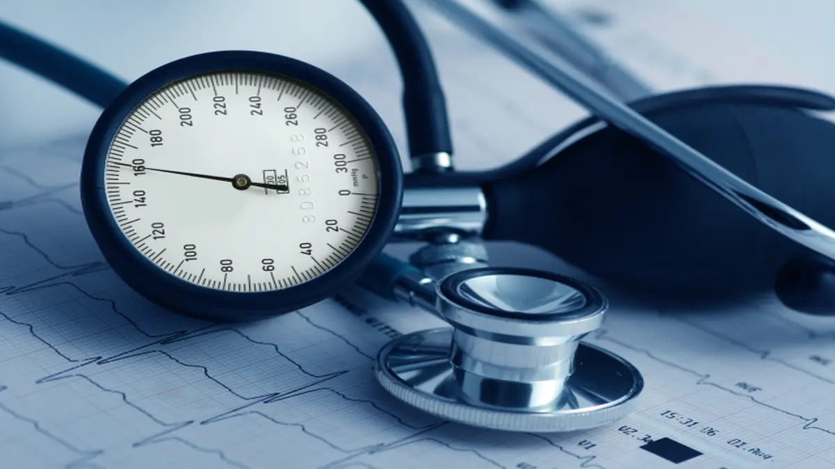 Blutdruckmessgerät und Stethoskop auf einem EKG-Diagramm, medizinische Geräte zur Gesundheitsüberwachung