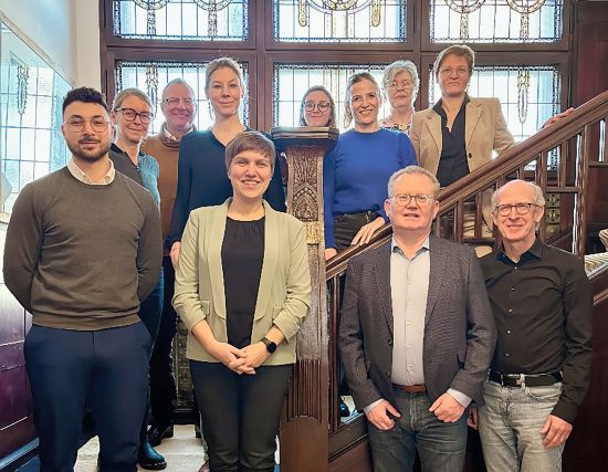Abb.: Teilnehmende des 1. Worskhops der AG Nachhaltigkeit und Ökonomie in der DGU-Geschäftsstelle in Berlin: Dr. Nadim Moharam, Dr. Sandra Seseke, Dr. Holger Borchers, Dr. Grit Mareike Ahlers (Prof. Bruhn & Partner AG, Basel), Sandra ­Bischoff, Melissa Schmölzing, Daniela Hery (Fraunhofer Institut für Experimentelles Software Engineering IESE), Sabine Blümel, Dr. Christian Eggersmann, Dr. Carla Schwenke, Prof. Bernd Wullich (v. l. n. r.)