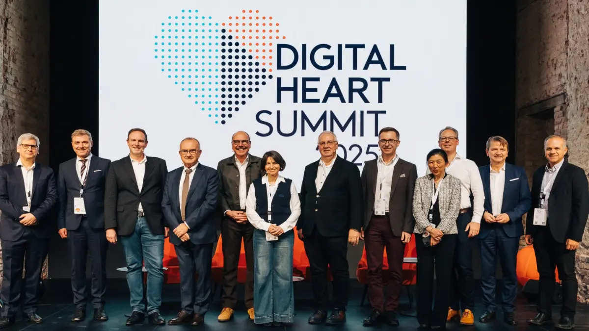 Gruppenfoto der Panelisten beim BIOTRONIK Digital Heart Summit 2025 vor einer Bühne mit Veranstaltungslogo.