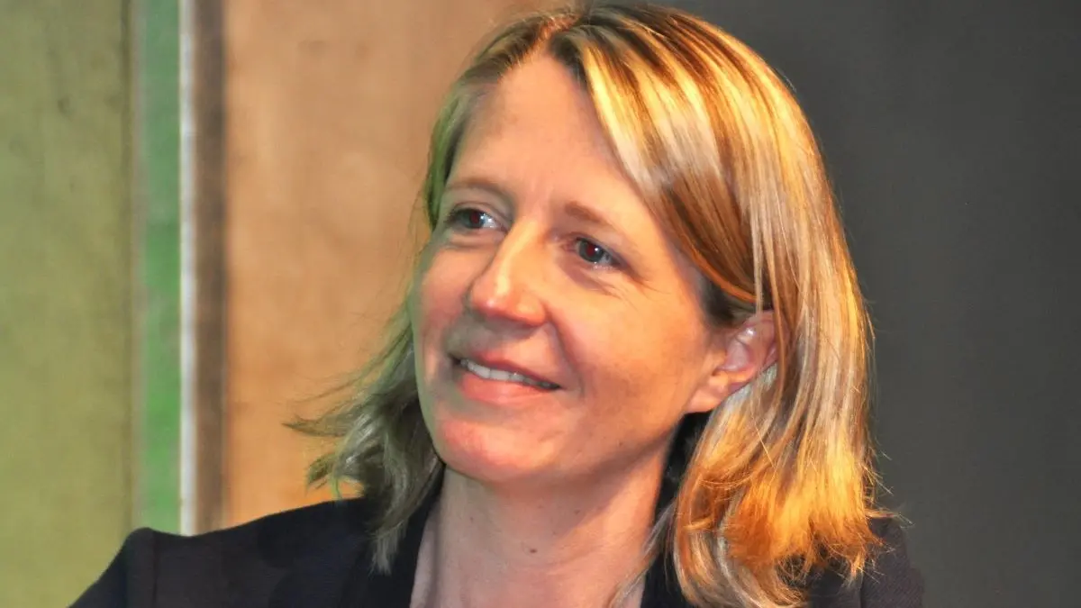 Portrait von Dr. Susanne Ozegowski in einem dunklen Blazer vor einem neutralen Hintergrund.
