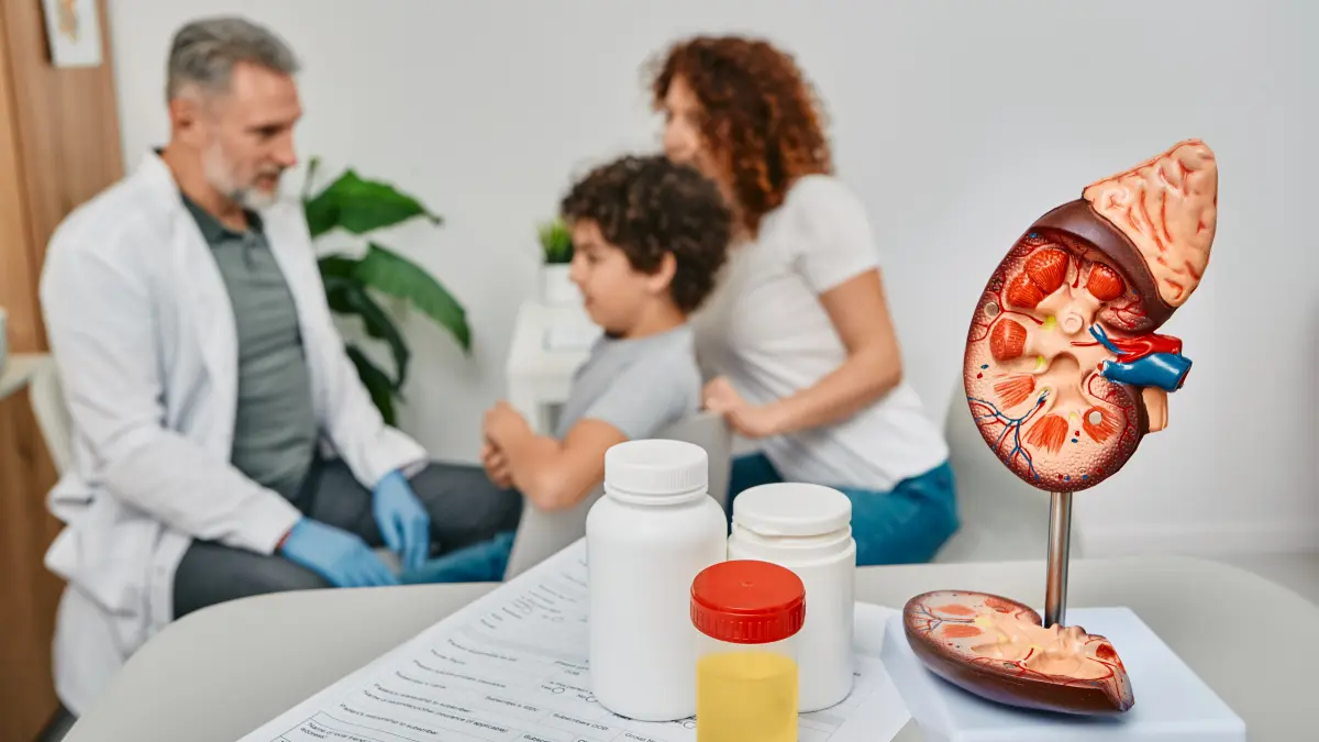 Urologe berät Jungen mit seiner Mutter in der Facharztpraxis