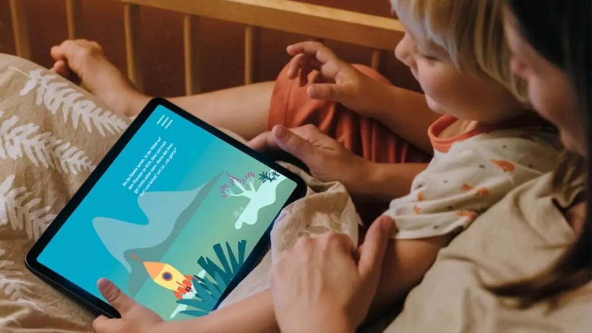Kind und Elternteil nutzen die Web-App „Lonis Weltraumreise“, die Kindern im Alter von fünf bis neun Jahren die Krebserkrankung eines Elternteils verständlich erklärt.
