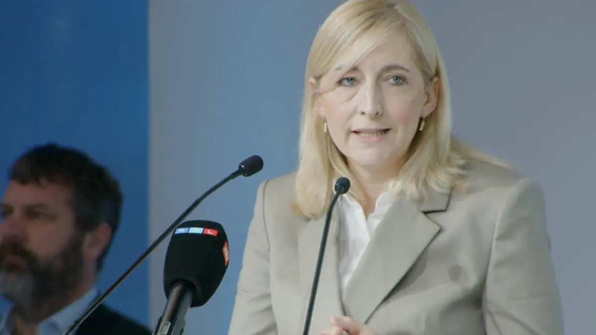 Nina Warken spricht auf dem Deutschen Krankenhaustag hinter einem Rednerpult mit Mikrofonen.