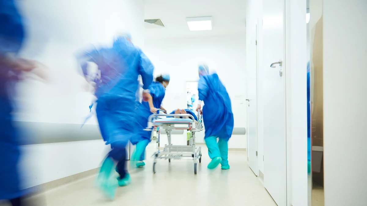 Notfall im Krankenhaus: Ein Team von Krankenpflegern und Ärzten schieb eilig ein Patientenbett Richtung OP.
